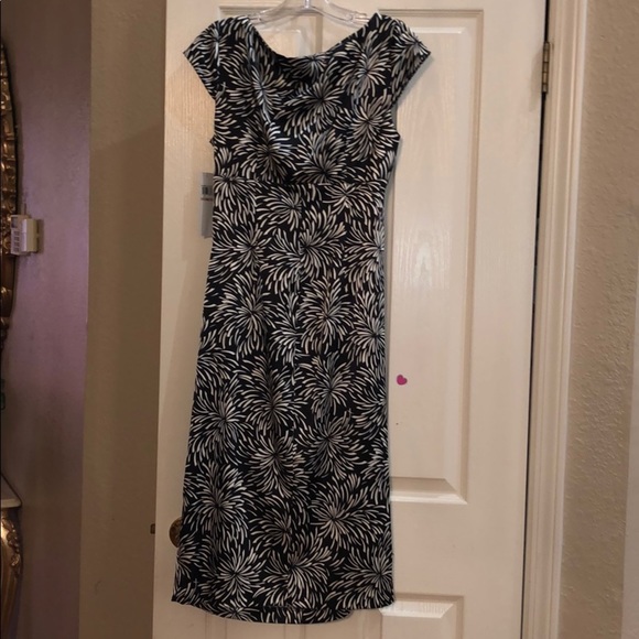 White and black satin dress - Picture 3 of 3